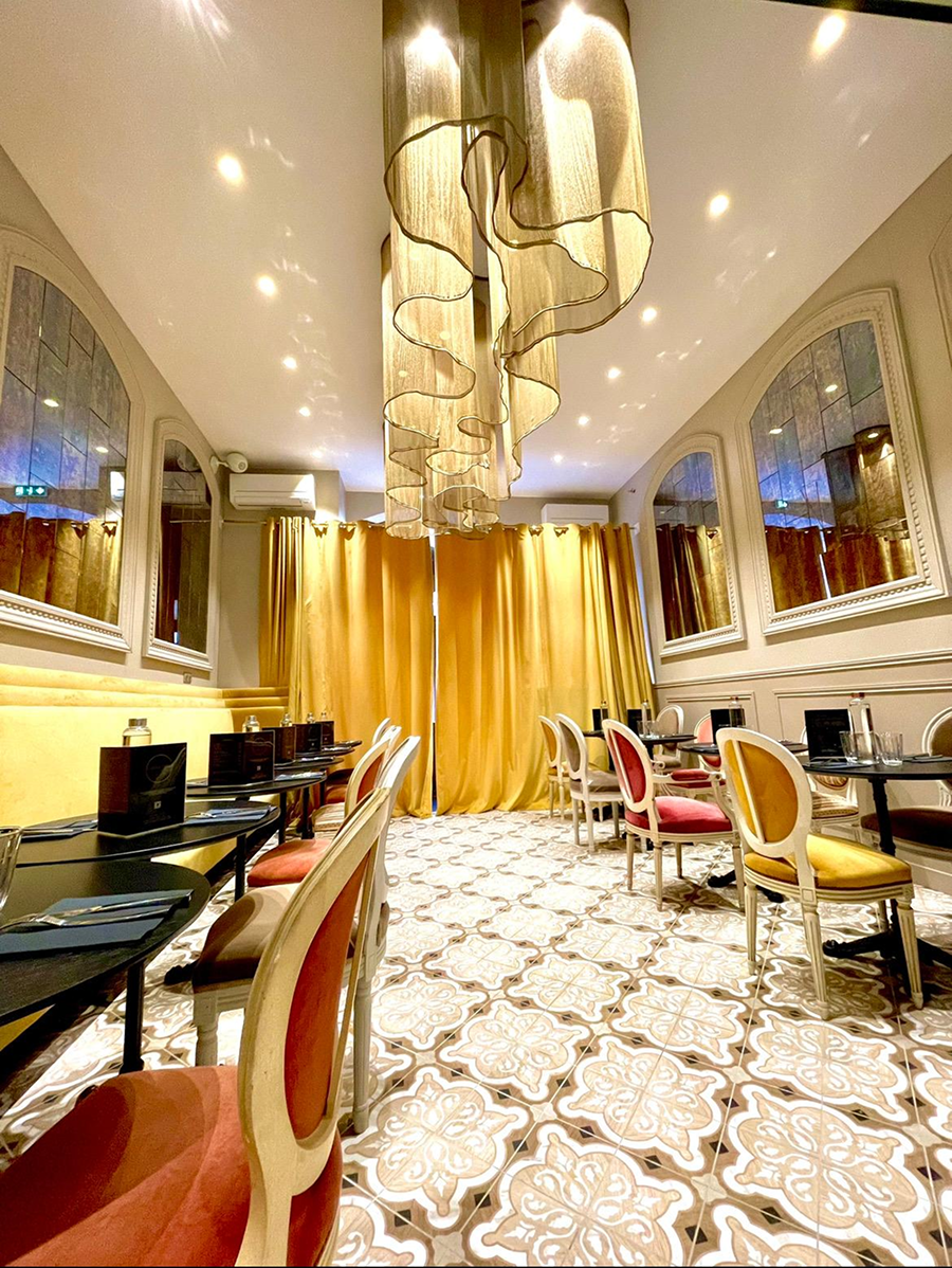 Finitions décoratives réalisées par un artisan proche de Blagnac, avec murs peints, mobilier en place et ambiance soignée dans un intérieur rénové de retaurant.