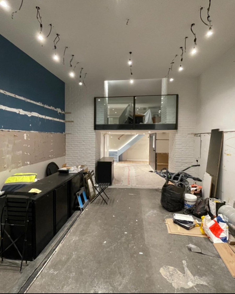 Préparation d’un chantier de peinture en Occitanie avec protection des murs, démontage et nettoyage avant mise en peinture.